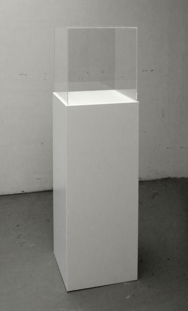 totem con teca in plexiglass